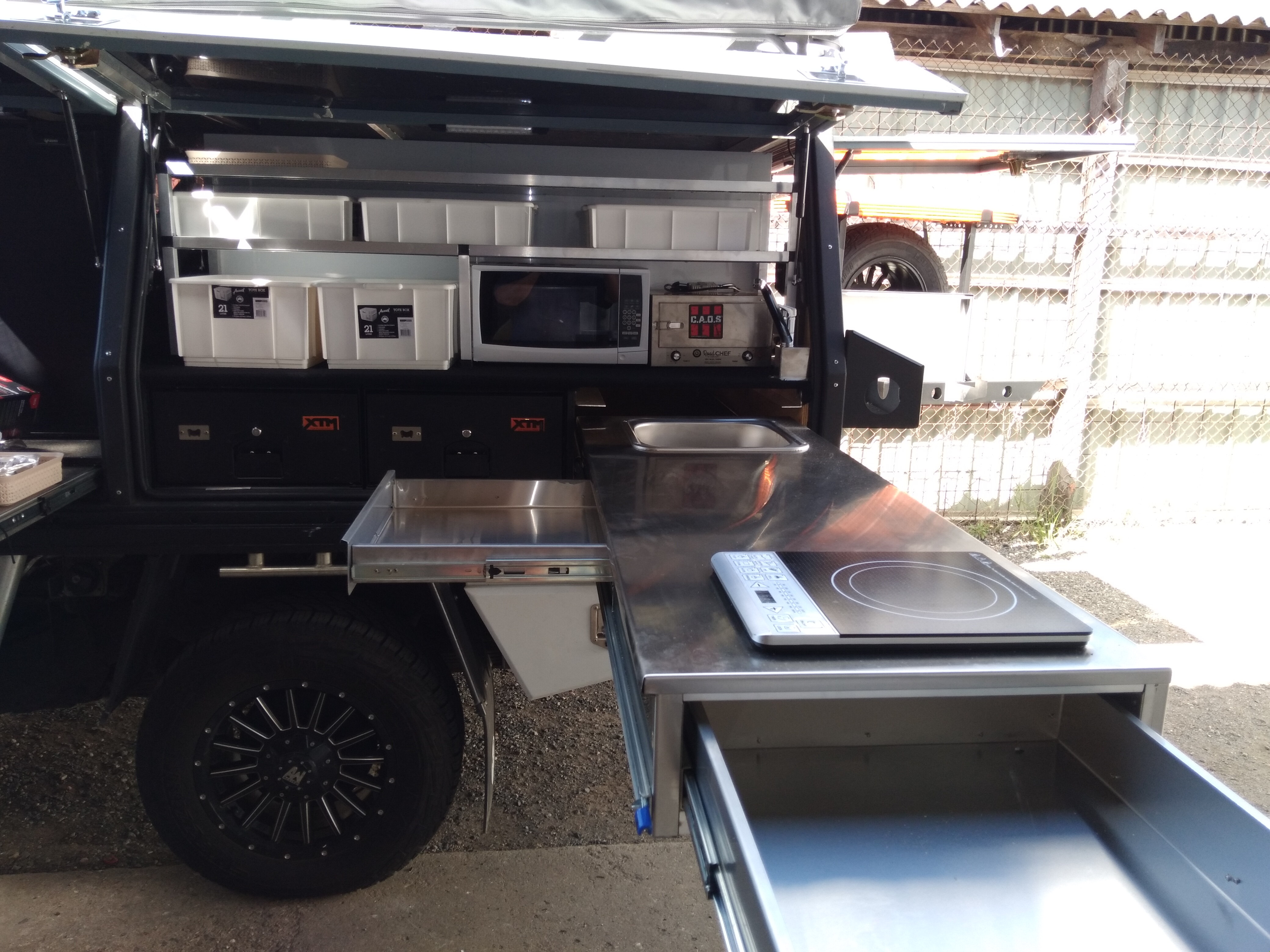 skulder Surichinmoi Tegn et billede Custom built kitchens for your camper trailer using stainless steel and  quality Australian made materials